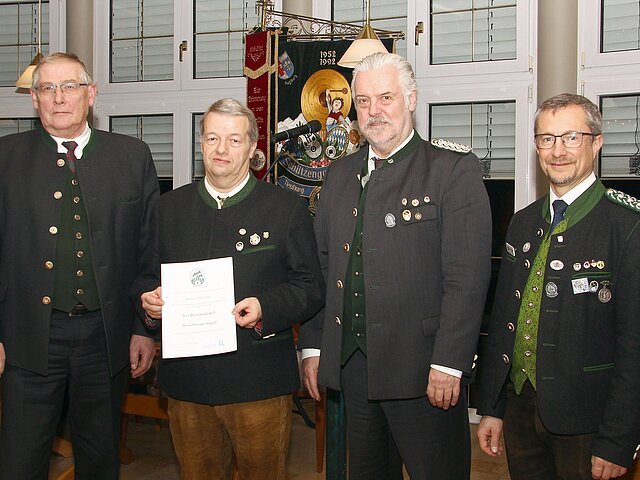 Für seine Arbeit bei Hubertus Joshofen und dem Schützengau Pöttmes-Neuburg gab es die Verdienstnadel In Anerkennung vom BSSB.
(v.l.) 1. Bezirksschützenmeister Alfred Reiner, Christian Margraf, stv. Bezirksschützenmeister Stefan Fersch und 1. Gauschützenmeister Markus Mayr.