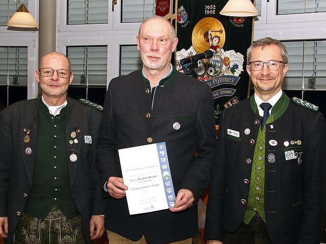 Wurde mit dem Böllerehrenzeichen des BSSB in Silber ausgezeichnet.
(v.l.) Gauböllerreferent Jürgen Brey, Bernhard Strehle (Auerhahn Ried-Hesselohe) und 1. Gauschützenmeister Markus Mayr.
