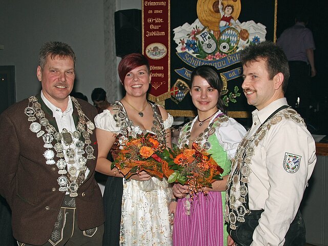 Gaukönige 2013 - von links: Gauschützenkönig-LP "Vitus Paula" (Hubertus Riedheim), Gaudamenkönigin "Franziska Brummer" (Edelweiß Reicherstein), Gaujugendkönigin "Stefanie Daferner" (Juraschützen Hütting), Gauschützenkönig-LG "Hans Böck" (06 Rohrenfels).
- Foto: Michael Zech -