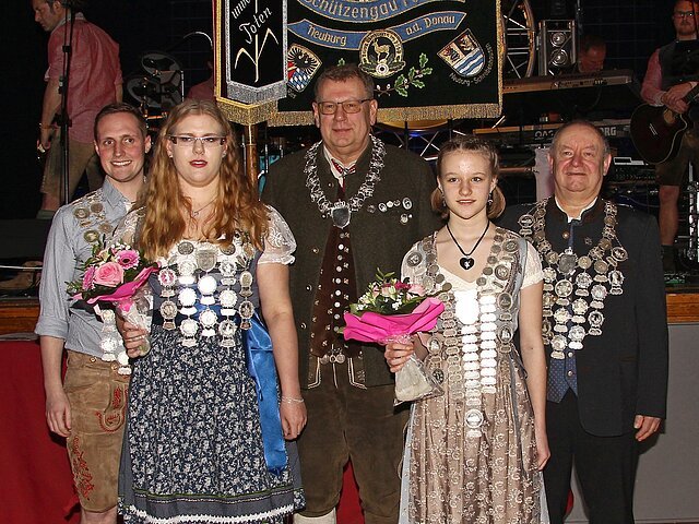 Gaukönige 2019 - von links: Gauschützenkönig-LG "Andreas Brunninger" (Alpenrose Grimolzhausen), Gaudamenkönigin "Elisa Miehling" (Gemütlichkeit Bayerdilling), Gauschützenkönig-LG/LP Auflage "Peter Kiowski (Schützenfreunde Burgheim), Gaujugendkönigin "Marie Böck" (Alpenrose Grimolzhausen), Gauschützenkönig-LP "Michael Heiß" (FSG Neuburg).
-Foto: Michael Zech-