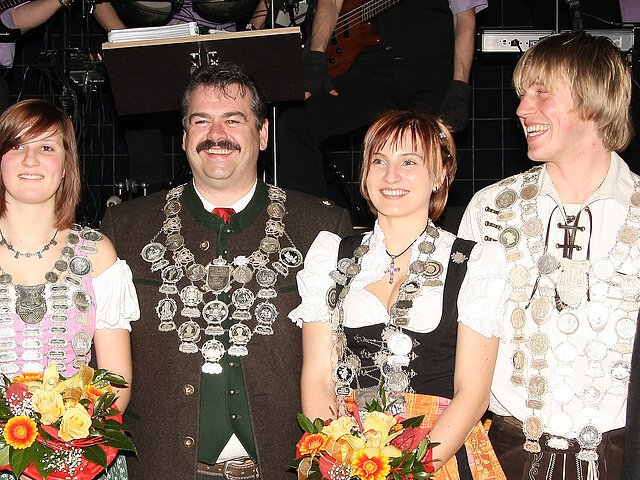Gaukönige 2010 - von links: Gaujugendkönigin "Sibille Gerstner" (Donauperle Bergheim), Gauschützenkönig-LP "Kostas Rizoudis" (Alpenrose Grimolzhausen), Gaudamenkönigin "Melanie Brzenskott-Baur" (07 Klingsmoos), Gauschützenkönig-LG "Michael Heckmeier" (1922 Obermaxfeld).
- Fotos: Michael Zech -