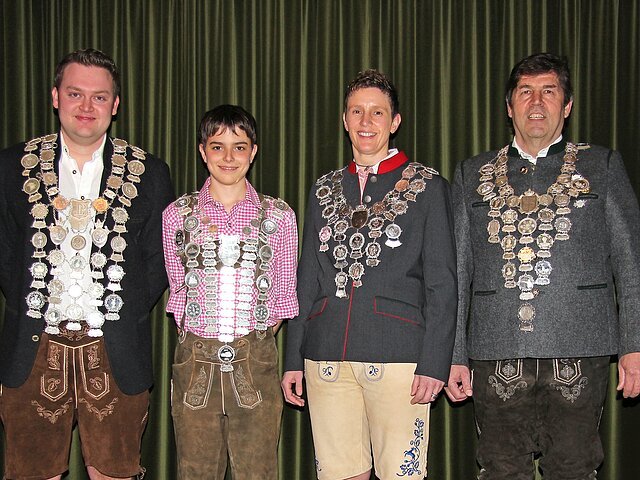 Gaukönige 2015 - von links: Gauschützenkönig-LG "Michael Korn" (Alpenrose Grimolzhausen), Gaujugendkönig "Jonas Neff" (Eintracht Ambach), Gaudamenkönigin "Michaela Meier" (Alpenrose Grimolzhausen), Gauschützenkönig-LP "Martin Spies" (Alpenrose Grimolzhausen). 
 - Foto: Michael Zech -