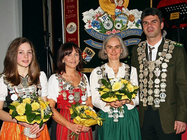Gaukönige 2014 - von links: Gaujugendkönigin "Verena Harlander" (Lindenschützen Schorn), Gaudamenkönigin "Claudia Habermayr" (Eintracht Ambach), Gauschützenkönigin-LP "Kerstin Immenhausen" (Kaiserburgschützen Oberhausen), Gauschützenkönig-LG "Johannes Schiele" (Almenrausch Gempfing).
 - Foto: Michael Zech -