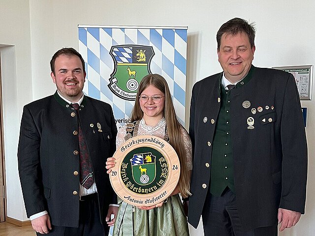 v.l.: Raphael Schwarz (1. Bezirksjugendleiter), Bezirksjugendkönigin Antonia Hofstetter (Birkenlaub Klingsmoos) und Joachim Franke (1. Bezirkssportleiter).