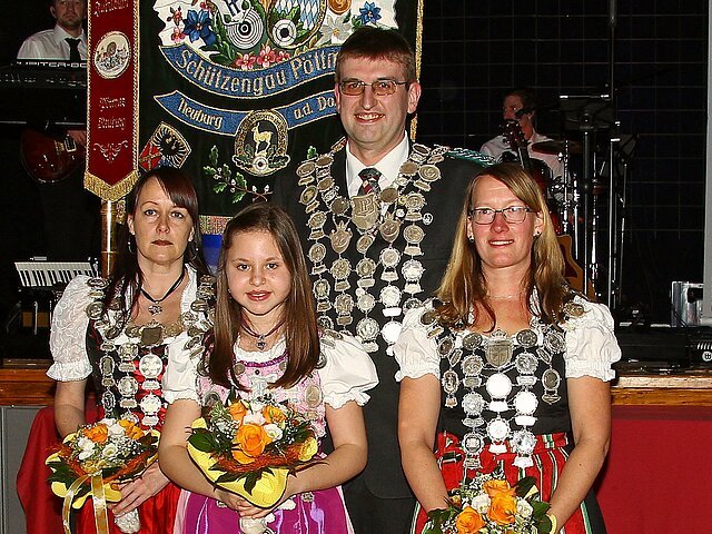 Gaukönige 2017 - von links: Gauschützenkönigin-LP "Nicole Zöller" (Eintracht Ambach), Gaujugendkönigin "Sonja Böck" (Tell Hollenbach), Gauschützenkönig-LG "Günter Koller" (Gemütlichkeit Bayerdilling), Gaudamenkönigin "Birgit Heckl" (Lindenschützen Schorn).
- Foto: Michael Zech -