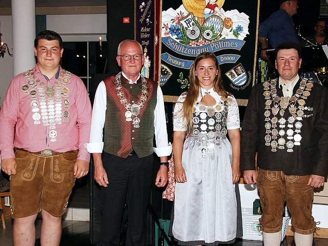 Gaukönige 2022 - von links: Gaujugendkönig Nico Riepold (Alpenrose Grimolzhausen), Gauschützenkönig-LG/LP Auflage Josef Meitinger (Auerhahn Walda), Gaudamenkönigin Patricia Förg (Tell Hollenbach), Gauschützenkönig-LG Stefan Pohlmann (Gemütlichkeit Bayerdilling).
- Foto: Michael Zech -