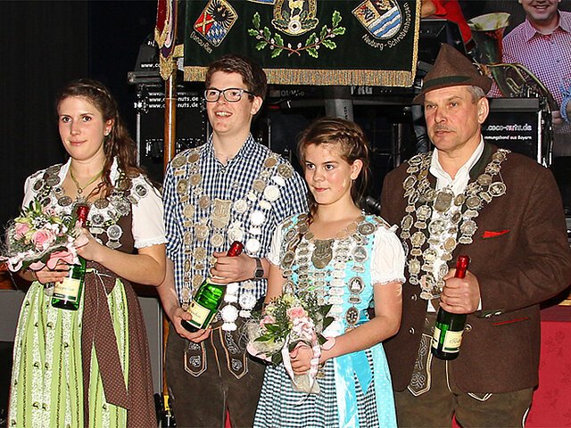 Gaukönige 2016 - von links: Gaudamenkönigin "Kristina Groll" (Eintracht Ambach), Gauschützenkönig-LG "Andreas Harlander" (Lindenschützen Schorn), Gaujugendkönigin "Sophia Hendriks" (Lindenschützen Schorn), Gauschützenkönig-LP "Vitus Paula" (Hubertus Riedheim).
- Foto: Michael Zech -