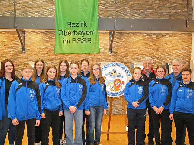 Bronzemedaillengewinner Schützengau Pöttmes-Neuburg.
(v.l.) 3. Gaujugendsprecherin Celina Schiele, Kilian Friedrich, Shayana Swistak, Hannah Bayerle, Antonia Seemeier, Mathilda Schneider, Anna Haberl, Michaela Haberl, Anna Gerstner, Gauehrenmitglied Willi Gerstner, Antonia Hofstetter, Gautrainer Roland Specht und 2. Gaujugendsprecherin Ninive Mai.
(Auf dem Bild fehlen Laura Ammler und Kira Wöhr).