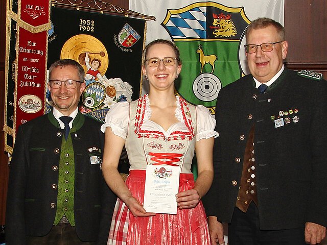 Wurde für ihre Verdienste in der Gaujugendleitung vom Schützengau Pöttmes-Neuburg mit dem Gaujugendehrenzeichen in Silber ausgezeichnet.
(v.l.) 1. Gauschützenmeister Markus Mayr, 1. Gaujugendsprecherin Maria Mayr und 2. Gauschützenmeister Peter Kiowski.