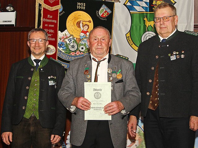 Wurde an diesem Abend mit der höchsten Auszeichnung vom Schützengau Pöttmes-Neuburg bedacht.
(v.l.) 1. Gauschützenmeister Markus Mayr, Karl Ries von den Usseltaler Schützen Trugenhofen und 2. Gauschützenmeister Peter Kiowski.