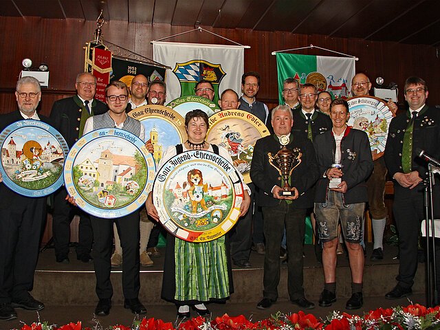 Gaben jeweils den besten Schuss auf die Ehrenscheiben ab
(v.l.) Wolfgang Thim, Alois Helfer, Michael Öxler, Alexander Kröpfl, Martin Förg, Renate Glas, Anton Daferner, Helmut Müllers, Peter von der Grün, Wolfgang Lang, Mirko Ketz, Markus Mayr, Maria Mayr, Michaela Meier, Thomas Bauch, Günter Koller.