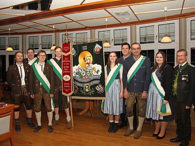 Übergabe der Gaustandarte von Abendstern 04 Ludwigsmoos an Juraschützen Hütting. 
(v.l.) Andreas Hackenberg,  Florian Lix, Andreas Funk, Fabian Hübner, (alle Juraschützen Hütting), Magdalena Nowak, Tobias Ächter, Johanna Nowak, Thomas Kleber (Abendstern 04 Ludwigsmoos) und 1. Gauschützenmeister Markus Mayr.