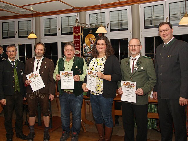 Hohe Auszeichnungen für 10 und 20 jährige Tätigkeit als 1. Schützenmeister.
(v.l.) 1. Gauschützenmeister Markus Mayr, Andreas Hackenberg (Juraschützen Hütting), Josef Spreng (Edelweiß Haselbach), Magdalena Pfister (Weinbergschützen Mauern), Richard Rückert (Einigkeit Heinrichsheim) und 1. Landesschützenmeister Christian Kühn.