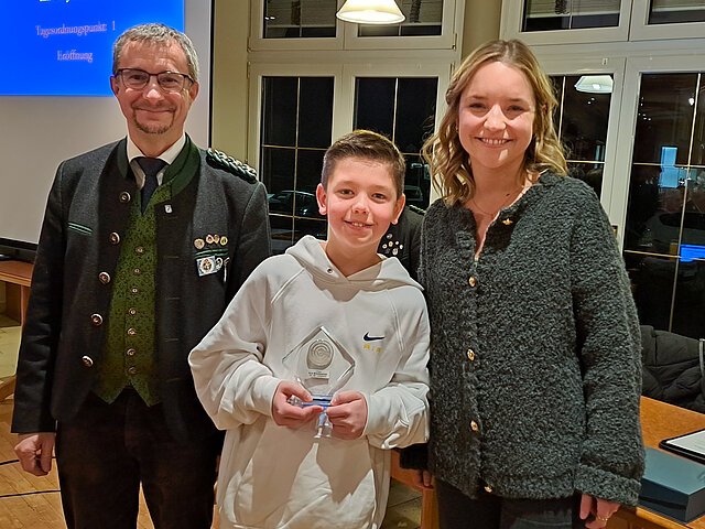 Wurde für seinen 1. Platz bei der Oberbayrischen Meisterschaft in der Disziplin Lichtgewehr ausgezeichnet.
(v.l.) 1. Gauschützenmeister Markus Mayr, Simon Hertl (Gemütlichkeit Bayerdilling) und 2. Gaujugendleiterin Laura Braun.