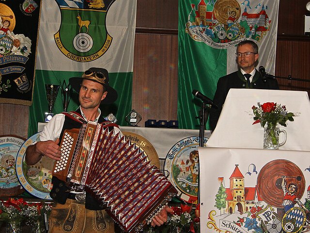 Markus Mayr (rechts) und Stephan Rabuser (links) eröffneten gemeinsam den Gauehrenabend 2023 bei Edelweiß Reicherstein.