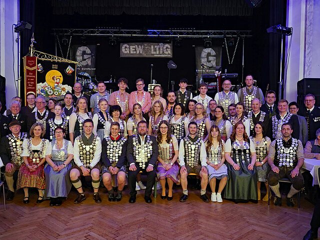Stolz präsentierten die Könige im Sportschützengau Pöttmes-Neuburg beim Gauschützenball ihre Insignien.