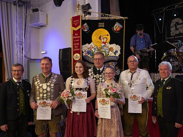 Gaukönige 2024 - von links: 1.Gauschützenmeister "Markus Mayr",Gauschützenkönig-LG "Erwin Schneider" (Tell Hollenbach), Gaudamenkönigin "Katrin Riepold" (Alpenrose Grimolzhausen), Gauschützenkönig-LP "Peter Kiowski" (Schützenfreunde Burgheim), Gaujugendkönigin "Antonia Hofstetter" (Birkenlaub Klingsmoos),  Gauschützenkönig-LG/LP Auflage "Harald Müller" (Kgl.priv.FSG Neuburg), 1.Gasportleiter "Wolfgang Lang".  -Fotos: Andreas Kiowski-