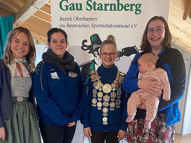 Die Delegation der Gaujugendleitung freute sich mit der neuen Bezirksjugendkönigin 2024.
(v.l.) Stellvertretende Gaujugendleiterin Laura Braun, stellvertretende Gaujugendsprecherin Celina Schiele, Antonia Hofstetter und stellvertretende Gaujugendleiterin Maria Wenger