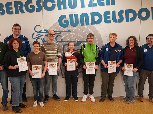 Luftgewehr (v.l. Torsten Friedrich und Birgit Wöhr (Enzian Sehensand), 2. Gausportleiter Günter Koller, Ninive Mai, Stefan Lindel (SSG Neuburger Land) (Team Gemischt I), Anna Gerstner und Fabian Lindel (SSG Neuburger Land) (Team Junioren), David Rebhan und Katharina Kreitmeier (SV 06 Rohrenfels) (Team Gemischt I) und Gau-RWK-Leiter Luftgewehr  Markus Walter.