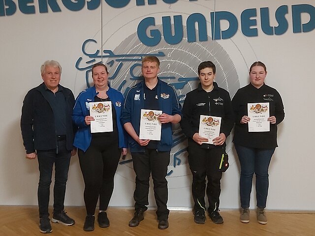 Luftpistole (v.l.) 1. Gausportleiter Wolfgang Lang, Tanja Ellinger, David Rebhan (Team Gemischt I), Mario Pfaffenzeller, Milena Glatz (Team Junioren) (alle Tagbergschützen Gundelsdorf).