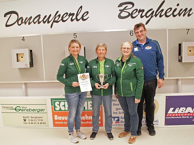 Den Wanderpokal sicherten sich mit deutlichem Vorsprung Edelweiß Reicherstein
(v.l.) Silvia Geiger, Rosemarie Bissinger, Ulrike Schmid und 2. Gausportleiter Günter Koller.