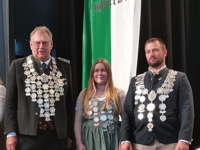 Die Gauabordnung von Pöttmes-Neuburg war richtig stolz auf ihren 2. Gauschützenmeister Peter Kiowski und seinen 3. Platz bei der Luftpistole.
(v.l.) Peter Kiowski vom Schützengau Pöttmes-Neuburg, Manuela Klobensteiner vom Gau Erding und Josef Daum vom Gau Freising.