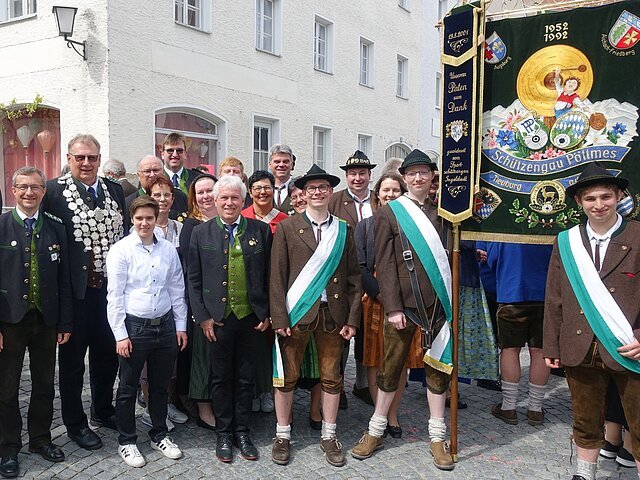 Die Abordnung vom Schützengau Pöttmes-Neuburg vor dem Schützenumzug durch Mühldorf am Inn.
