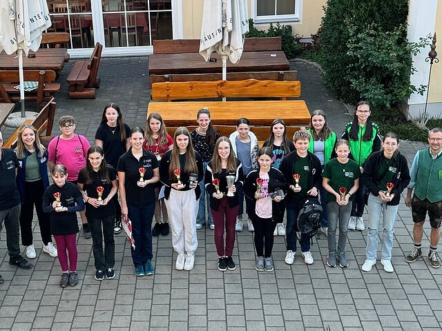Hatten alle ein spannendes Finale geliefert, worüber sich 1. Gauschützenmeister Markus Mayr (1.v.r.), 2. Gaujugendleiterin Laura Braun (2.v.l) und der Sponsor der Einzelpreise Gottfried Schmid sehr freuten.