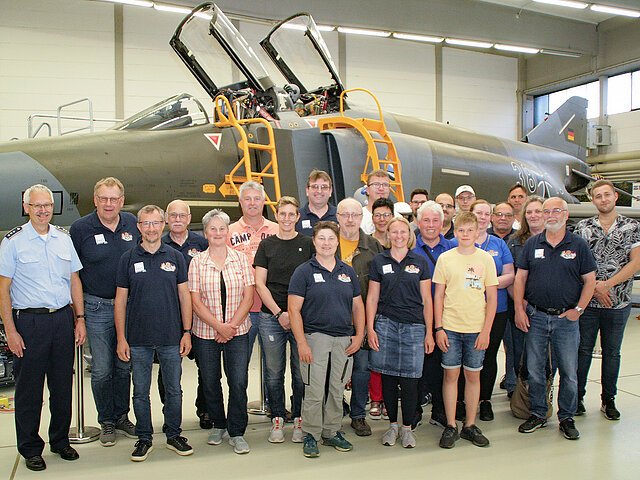 Für ein Erinnerungsfoto stellte sich die Abordnung des Schützengaus Pöttmes-Neuburg vor einer entmilitarisierten Phantom F4 in den Museumsräumen auf.
