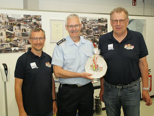 Als Dank für die erlebnisreiche Führung bedankten sich die beiden Gauschützenmeister Markus Mayr (links) und Peter Kiowski (rechts) bei Hauptmann und Traditionsoffizier des taktischen Luftwaffengeschwaders 74, Ulrich Mocka (Mitte).