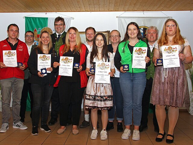 Die besten Einzelschützen in der Rundenwettkampfsaison 2023/24.
Luftgewehr: (v.l.vorne) Marco Winhart, Maria Heigemeir, Alexandra Manzione, Kira Wöhr, Barbara Mayr und Elisa Miehling. (v.l.hinten) Rundenwettkampfleiter LG Markus Walter, 2. Gausportleiter Günter Koller, Josef Halbmeir, Ulrike Schmid und 1. Gausportleiter Wolfgang Lang.