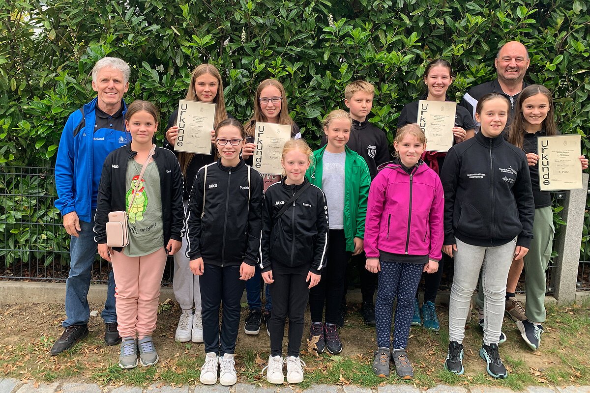 Die Gauschützenjugend vom Gau Pöttmes-Neuburg dominierte den 3-Gaue-Schülervergleich 2023 in der Mannschaftswertung und im Finale.
(v.l.): Gautrainer Roland Specht, Tamia Swistak, Shanaya Swistak, Sophia Ammler, Michaela Haberl, Emma Schweller (alle Eichenlaub Unterstall), Sarah Huber (Alpenrose Grimolzhausen), Kilian Friedrich (Enzian Sehensand), Rebekka Glatz, Johanna und Karolina Heigemeir (Tagbergschützen Gundelsdorf), Jürgen Breit (Trainer), Sonja Pfaffenzeller (Tagbergschützen Gundelsdorf).