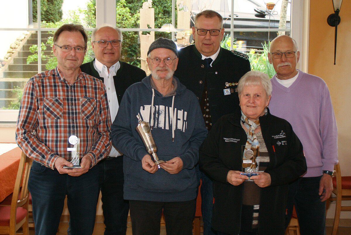 Sieger des Auflage-Pokalschießens.
(v.l.) Detlef Müller, Pokalstifter Alois Helfer, Arnold Gira, 2. Gauschützenmeister Peter Kiowski, Agnes Kröpfl und Auflagereferent Werner Engelhardt.