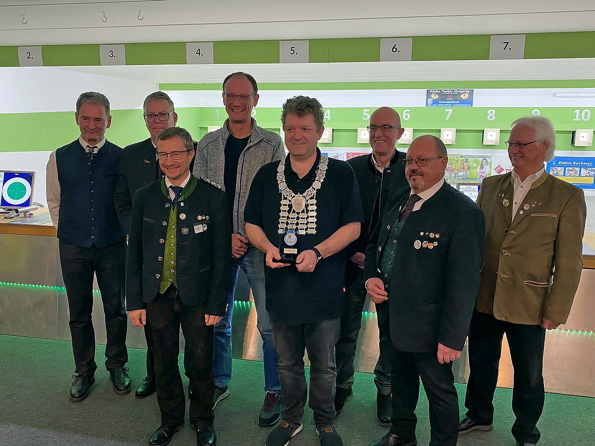 Konnten alle bei der Siegerehrung strahlen und freuten sich über eine erfreuliche Wiederbelebung des Landkreiskönigsschießen 2022. (v.l) Josef Schmid (1. Gausportleiter Gau Friedberg), Wolfgang Maschenbauer (1. Gauschützenmeister Gau Friedberg), Markus Mayr (1. Gauschützenmeister Gau Pöttmes-Neuburg), Thomas Knaier (2. Landkreiskönig), Jürgen Heuberger (1. Landkreiskönig), Klaus Metzger (Landrat Aichach-Friedberg), Gerhard Lunglmeir (1. Gauschützenmeister Gau Aichach) und Peter Haug (Ehrengauschützenmeister Gau Altomünster).