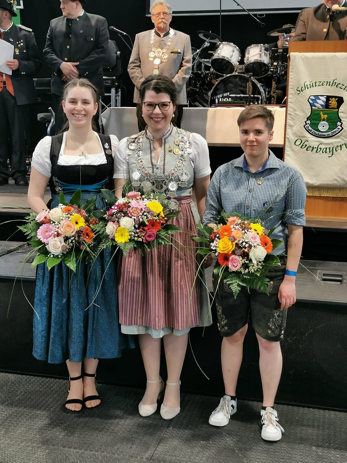 Beim Bezirkskönigsschießen am 22.04.2023 hat bei den Damen Ninive Mai (rechts) von Birkenlaub Klingsmoos den 3. Platz belegt.
(v.l.) Kerstin Fahl, Theresa Pleiner und Ninive Mai.