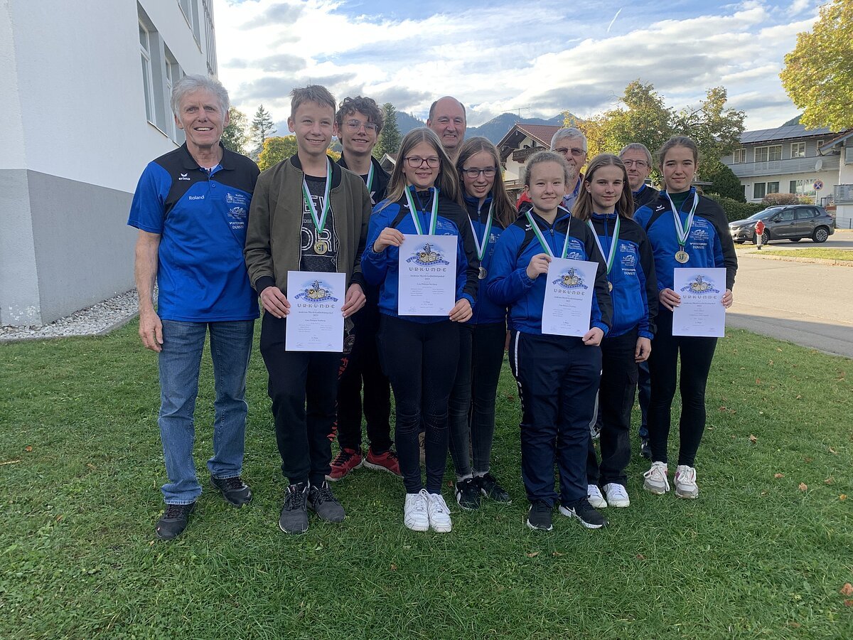 Waren alle am Ende des Wettkampftages gut gelaunt mit ihrem dritten Platz im Finale beim Andreas-Mertl-Pokal.
(v.l.) Roland Specht (Gautrainer), Elias und Lennox Saschowa, Antonia Hofstetter (alle Birkenlaub Klingsmoos), Jürgen Breit (Trainer), Michaela Haberl (Eichenlaub Unterstall), Anna Gerstner (Donauperle Bergheim), Willi Gerstner (Gauehrenmitglied), Hannah Bayerle (Eichenlaub Unterstall); Daniel Popanda (Gautrainer) und Anna Haberl (Eichenlaub Unterstall).