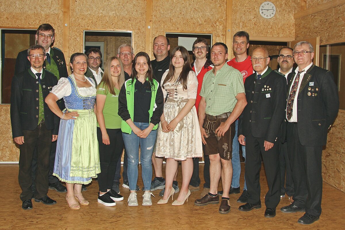 Die besten Einzelschützen in der Rundenwettkampfsaison 2021/22.</b>
(v.l.vorne) 1. Gauschützenmeister Markus Mayer, Adelheid Wagner, Simone Buchhart, Sonja Böck, Antonia Seemeier, Marco Winhart, Rundenwettkampfleiter Auflage Werner Engelhardt und Rundenwettkampfleiter Luftgewehr Gerhard Donabauer.
(v.l. hinten) 2. Gausportleiter Günter Koller, Rundenwettkampfleiter Luftgewehr Markus Walter, Gottfried Schmid, Jürgen Breit, Thomas Horn, Siegfried Wonka und Rundenwettkampfleiter Luftpistole Jörg Zech.