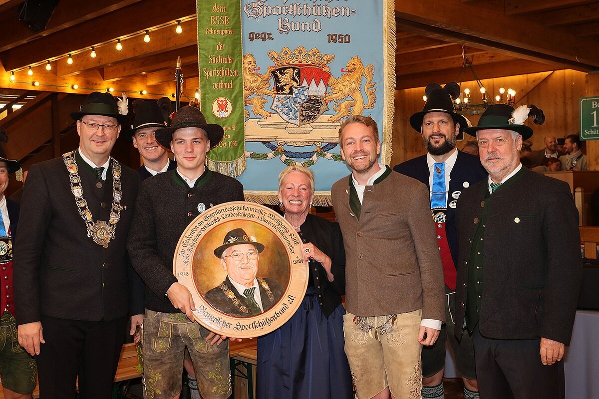 (v. l.: 1. Landesschützenmeister Christian Kühn, Scheibengewinner Luca Späth, Familie Kink (Frau und Sohn von W. Kink), 5. Landesschützenmeister Stefan Fersch)