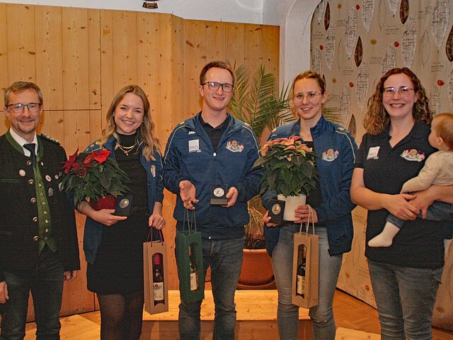 Bekamen nach ihrem Ausscheiden aus der Gaujugendleitung viel Applaus.
(v.l.) 1. Gauschützenmeister Markus Mayr, Laura Braun, Max Wenger, Maria Mayr und 1. Gaujugendleiterin Maria Wenger.