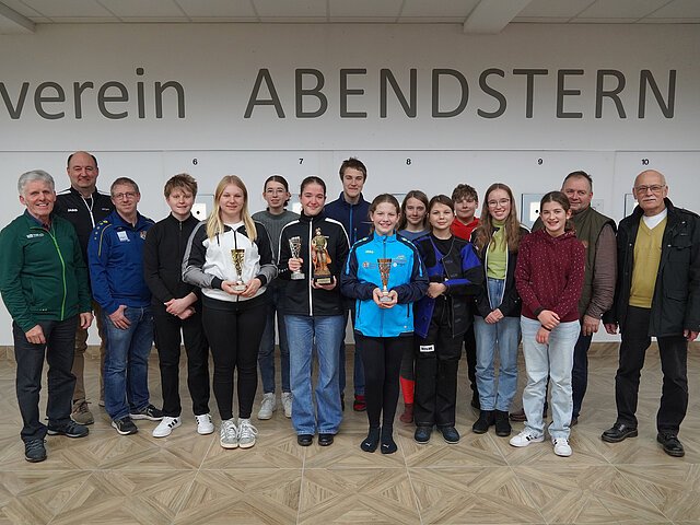 Viele Schützen des Bezirkskaders Ludwigsmoos haben sich auch 2024 wieder beim Preisschießen beteiligt.
(v.l.) Roland Specht, Jürgen Breit und Daniel Popanda (alle Gaukadertrainer), Kilian Friedrich, Hanna Rott, Isabell Habermeyer, Anna Haberl, Marco Glas, Emilia Fürhofer, Mia Peter, Lilly Schneider, Timo Peter, Michaela Haberl, Amelie Mack, Roland Nowak und Werner Engelhardt.