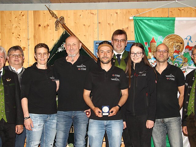 Die 1. LG-Mannschaft der Tagbergschützen Gundelsdorf sicherte sich den Aufstieg in die Bayernliga.
(v.l.) 1. Gausportleiter Wolfgang Lang, 1. Bürgermeister Josef Schmidberger, Michaela Meier, Roland Obermaier, Michael Schaitz, 2. Gausportleiter Günter Koller, Hanna Brecheisen, Alexander Kröpfl und 1. Gauschützenmeister Markus Mayr.