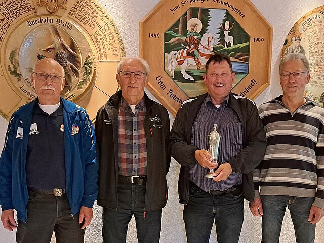 Sieger des Auflage-Pokalschießens 2025.
(v.l.) Auflagereferent Werner Engelhardt, Zweitplatzierter Peter Kröpfl (Tagbergschützen Gundelsdorf), Gewinner Lorenz Grünwald (Edelweiß Münster) und Drittplatzierter Peter Schlicker (Alpenrose Grimolzhausen).