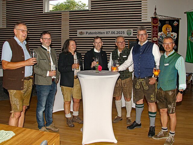 Stoßen gemeinsam auf das 100-jährige Jubiläumsfest mit Standartenweihe beim Gau Aichach an.
(v.l.) Peter Kiowski (2. Gauschützenmeister Gau Pöttmes-Neuburg), Josef Dußmann (2. Bürgermeister Aichach), Anja Lunglmeir-Hensemanns (2. Gauschützenmeisterin Gau Aichach), Herbert Gugler (Stadtpfarrer Aichach), Franz Marb (1. Gauschützenmeister Gau Aichach), Mirko Ketz (1. Bürgermeister Pöttmes). Markus Mayr (1. Gauschützenmeister Gau Pöttmes-Neuburg).