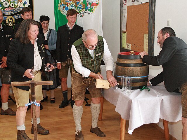 1. Gauschützenmeister Franz Marb zapfte das Fass Freibier gekonnt an.