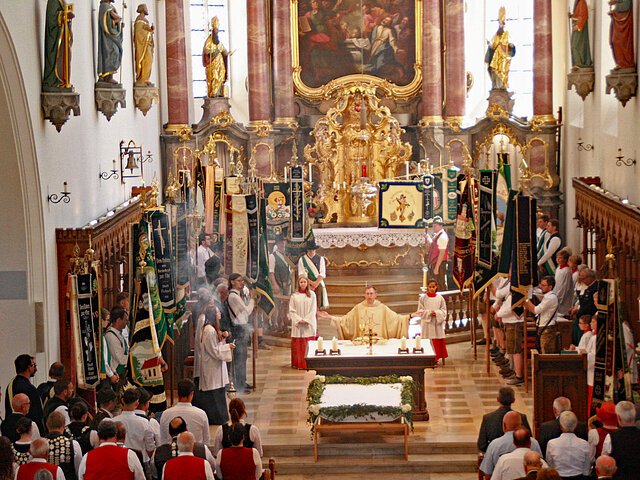 Schlusssegen durch Pfarrer Herbert Gugler in der vollen Stadtpfarrkirche Mariä Himmelfahrt.