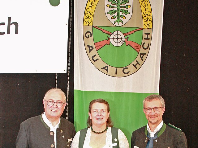 1. Gauschützenmeister Franz Marb,  2. Gauschützenmeisterin Anja Lunglmeir-Hensmanns und 1. Gauschützenmeister Markus Mayr mit dem Erinnerungsteller vom Gau Pöttmes-Neuburg für den Jubiläumsgau Aichach.