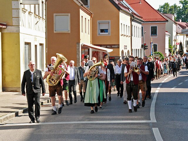 Der lange Kirchenzug durch Aichach.