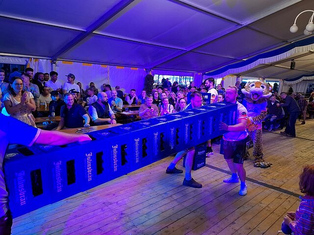 Das Team der Bundeswehr gab alles beim Bierkastenstapeln und gewann beide Durchgänge.