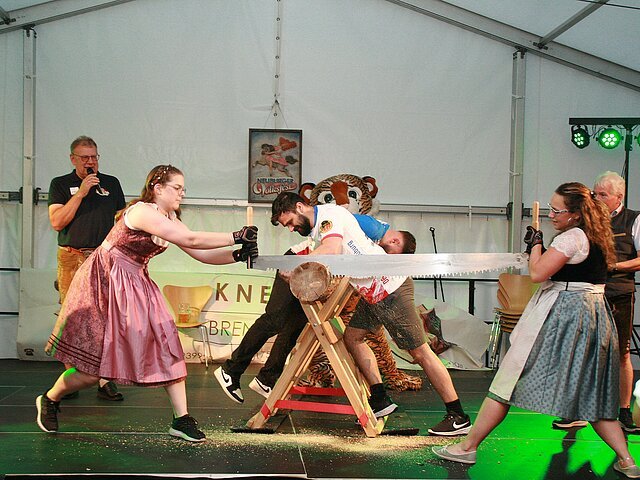 Auch die Soldatinnen können mit der Säge. (v.l. an der Säge) Angelina Gerhart und Maren Hübener.