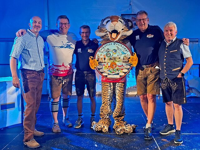 Waren am Ende mit dem fairen und kameradschaftlichen Wettkampf mehr als zufrieden.
(v.l.) Oberstleutnant Swen Jacob (stv. Kommodore) Hauptmann Johannes Förg, Markus Mayr (1. Gauschützenmeister), Tiger (Maskottchen Taktisches Luftwaffengeschwader 74) mit Siegerscheibe, Peter Kiowski (2. Gauschützenmeister und Wolfgang Lang (1. Gausportleiter).
